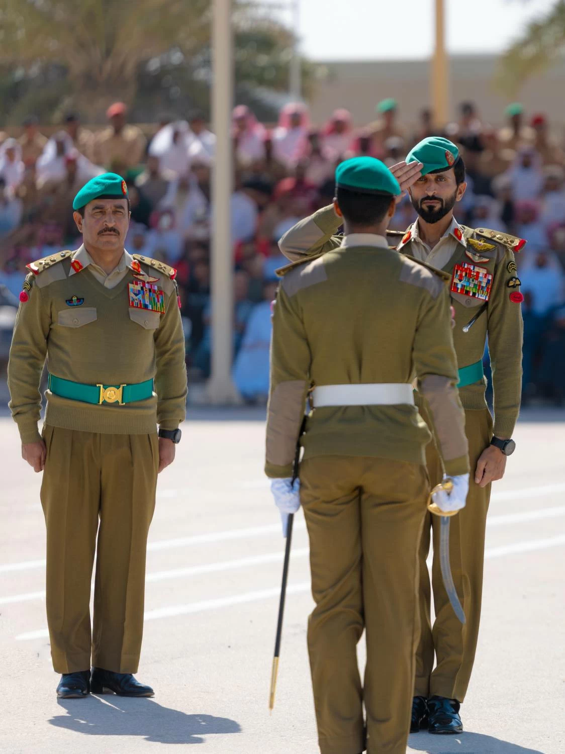 ناصر بن حمد يرعى حفل تخريج إحدى دورات المستجدين بالحرس الملكي
