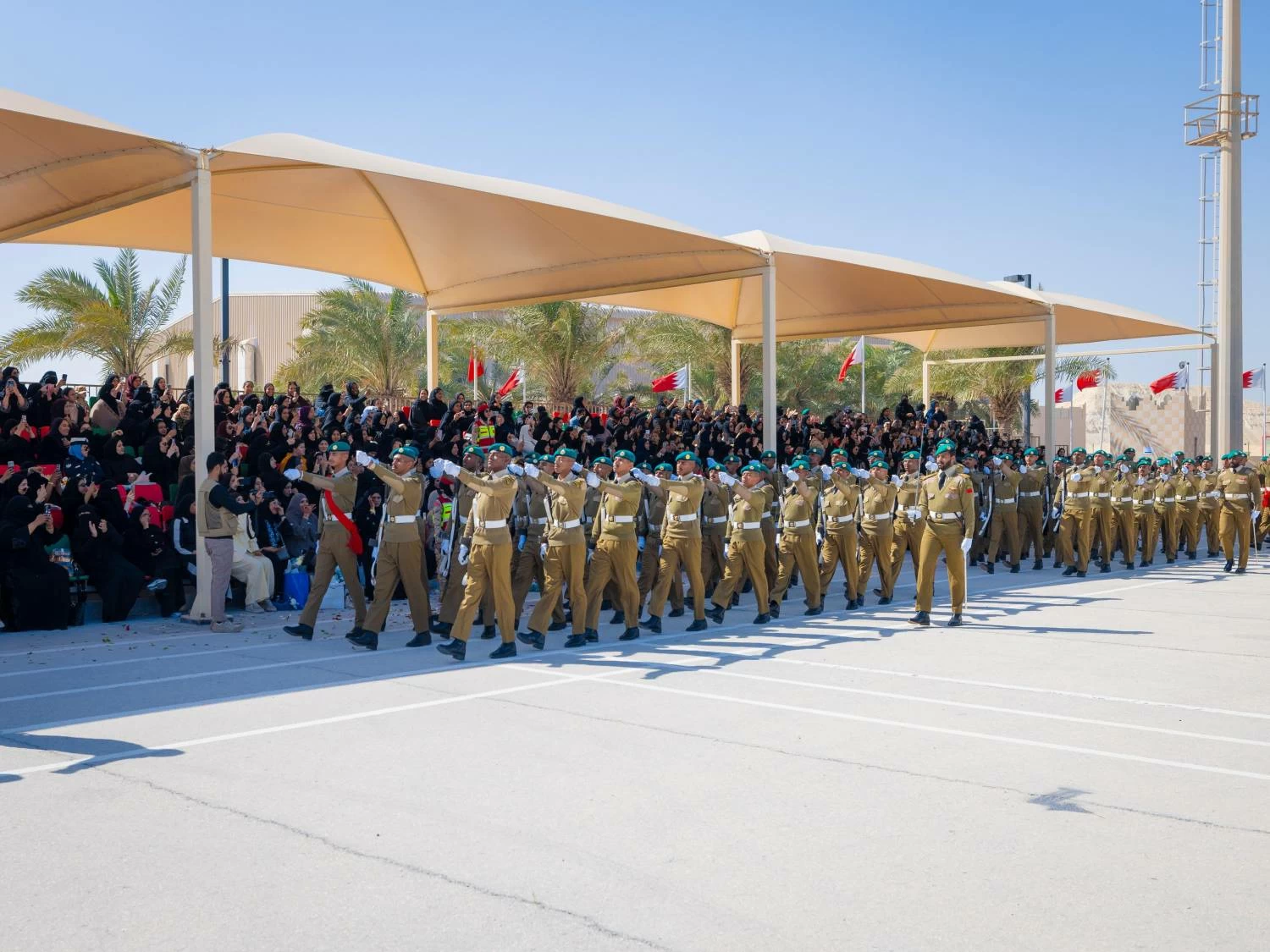 ناصر بن حمد يرعى حفل تخريج إحدى دورات المستجدين بالحرس الملكي