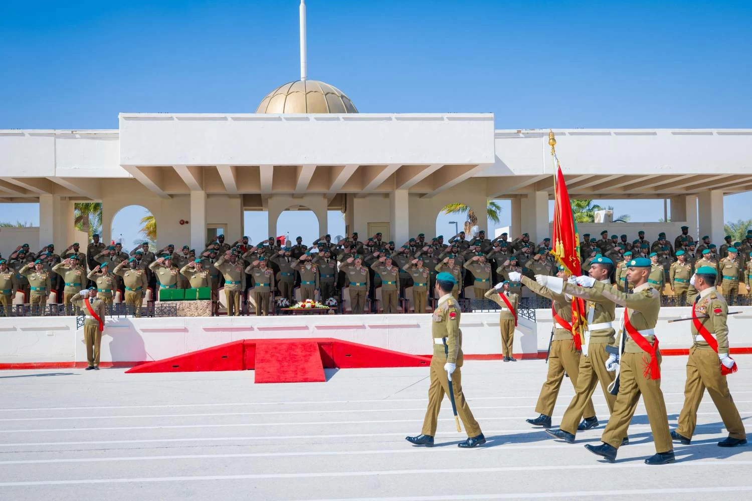 ناصر بن حمد يرعى حفل تخريج إحدى دورات المستجدين بالحرس الملكي