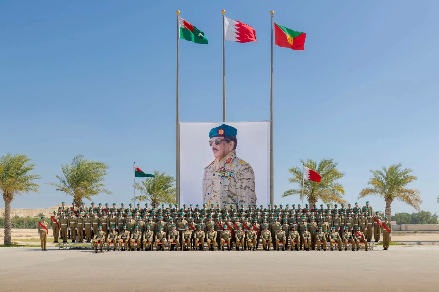 ناصر بن حمد يرعى حفل تخريج إحدى دورات المستجدين بالحرس الملكي