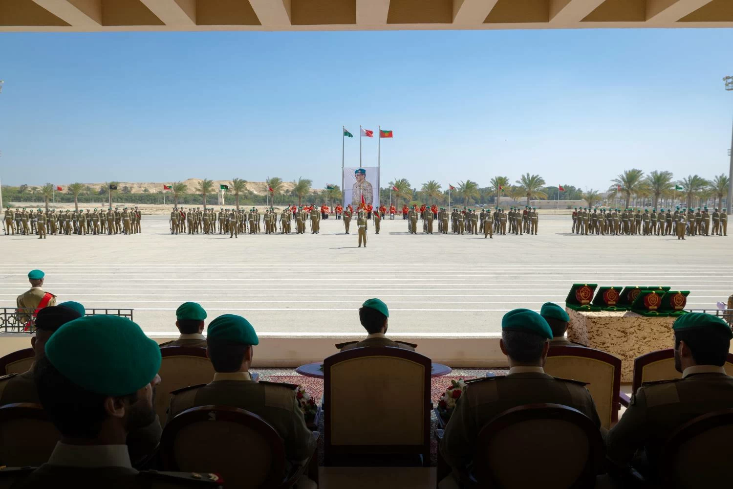 ناصر بن حمد يرعى حفل تخريج إحدى دورات المستجدين بالحرس الملكي