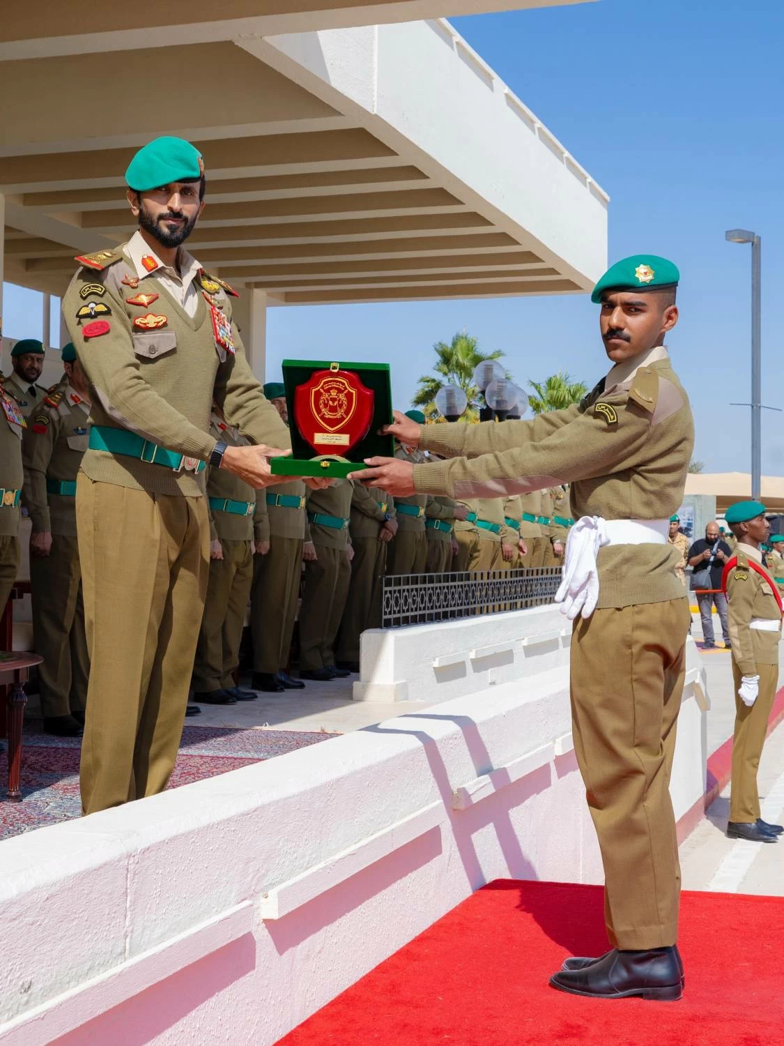 ناصر بن حمد يرعى حفل تخريج إحدى دورات المستجدين بالحرس الملكي