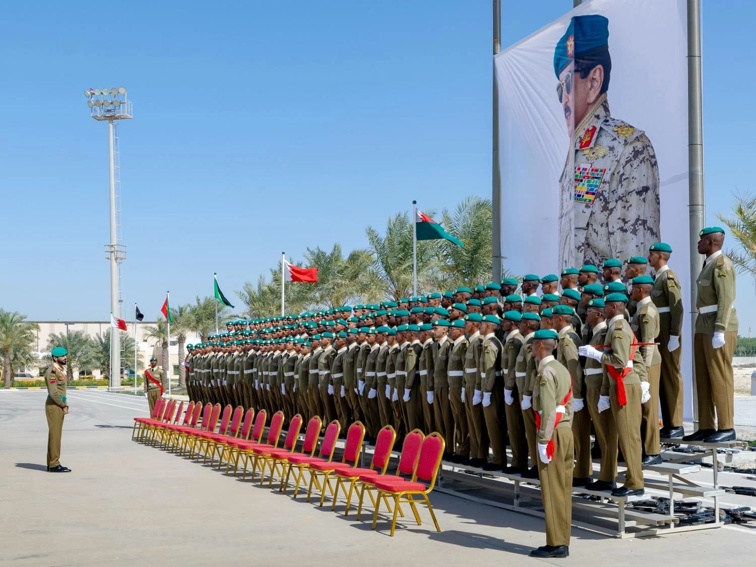 ناصر بن حمد يرعى حفل تخريج إحدى دورات المستجدين بالحرس الملكي