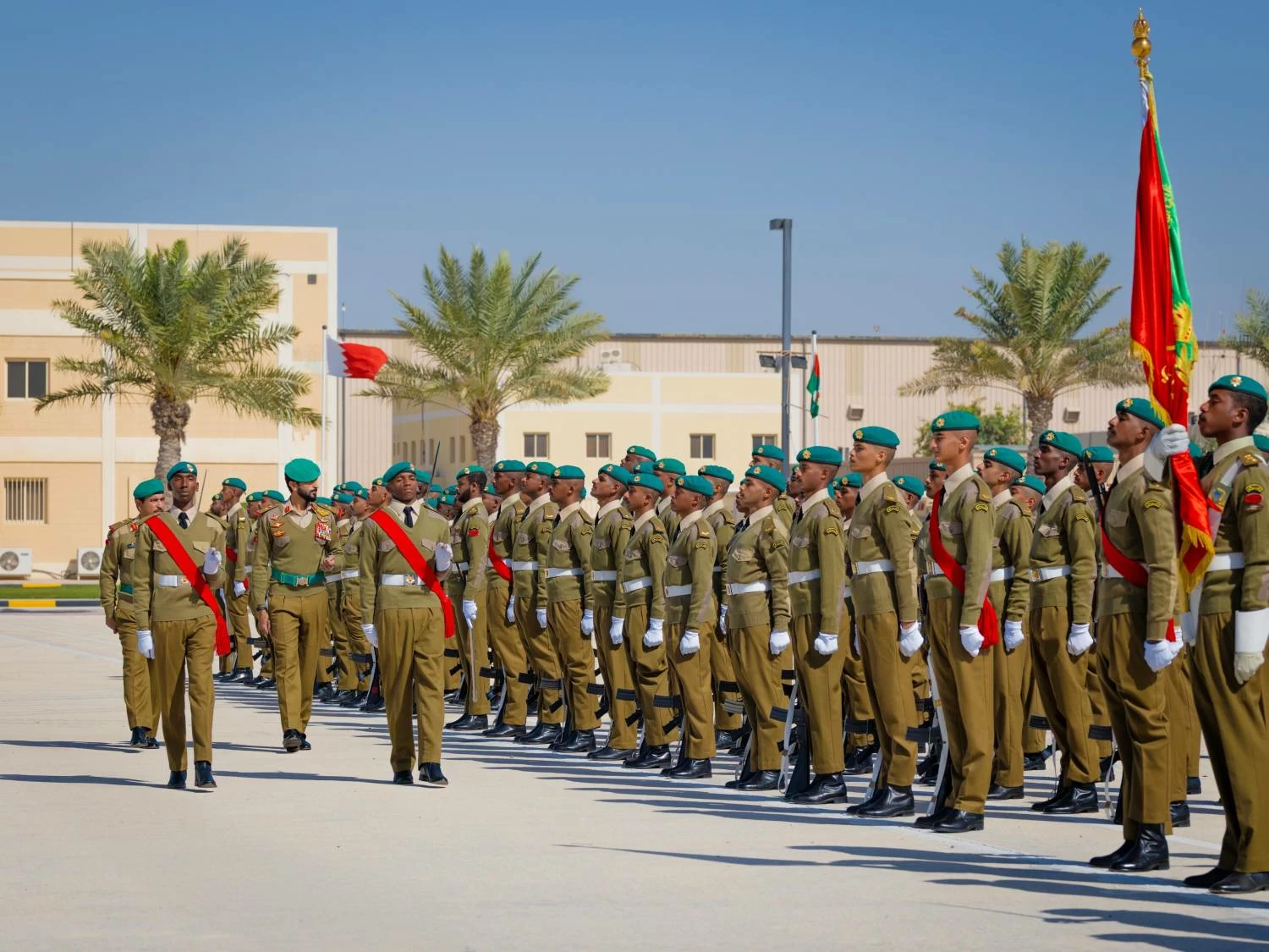 ناصر بن حمد يرعى حفل تخريج إحدى دورات المستجدين بالحرس الملكي