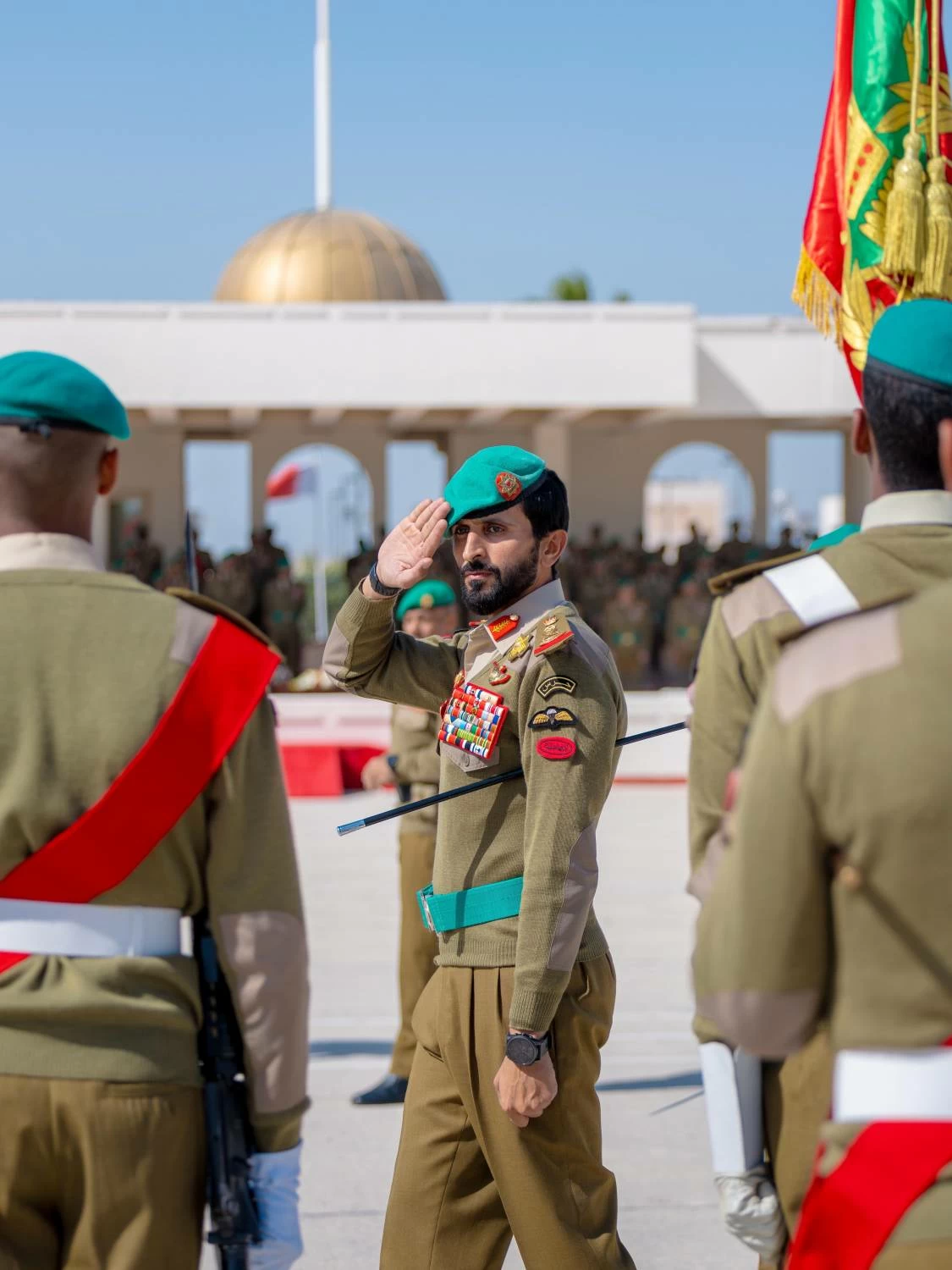 ناصر بن حمد يرعى حفل تخريج إحدى دورات المستجدين بالحرس الملكي