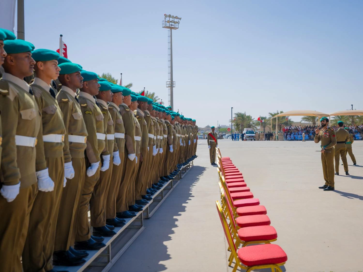 ناصر بن حمد يرعى حفل تخريج إحدى دورات المستجدين بالحرس الملكي