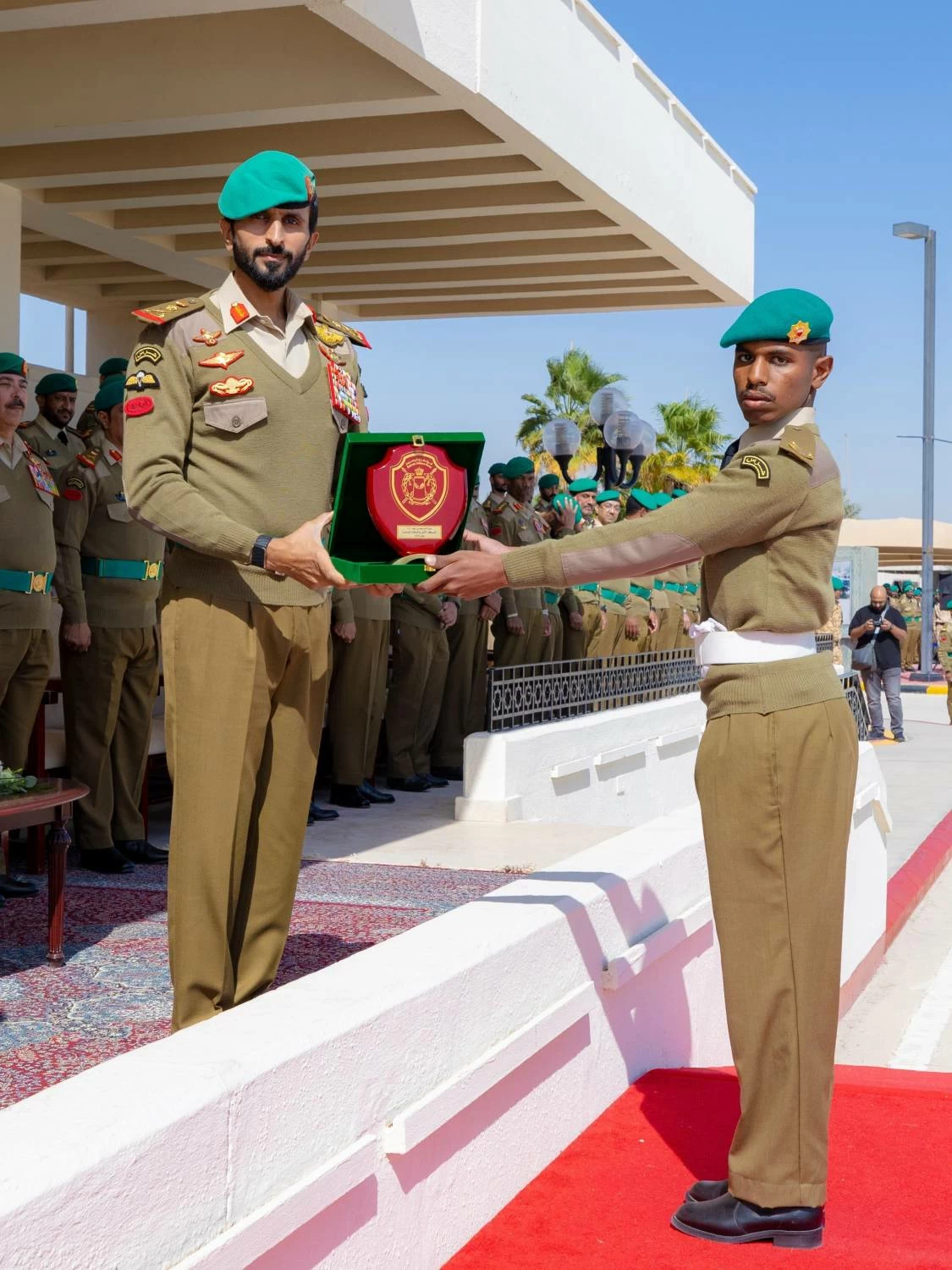 ناصر بن حمد يرعى حفل تخريج إحدى دورات المستجدين بالحرس الملكي