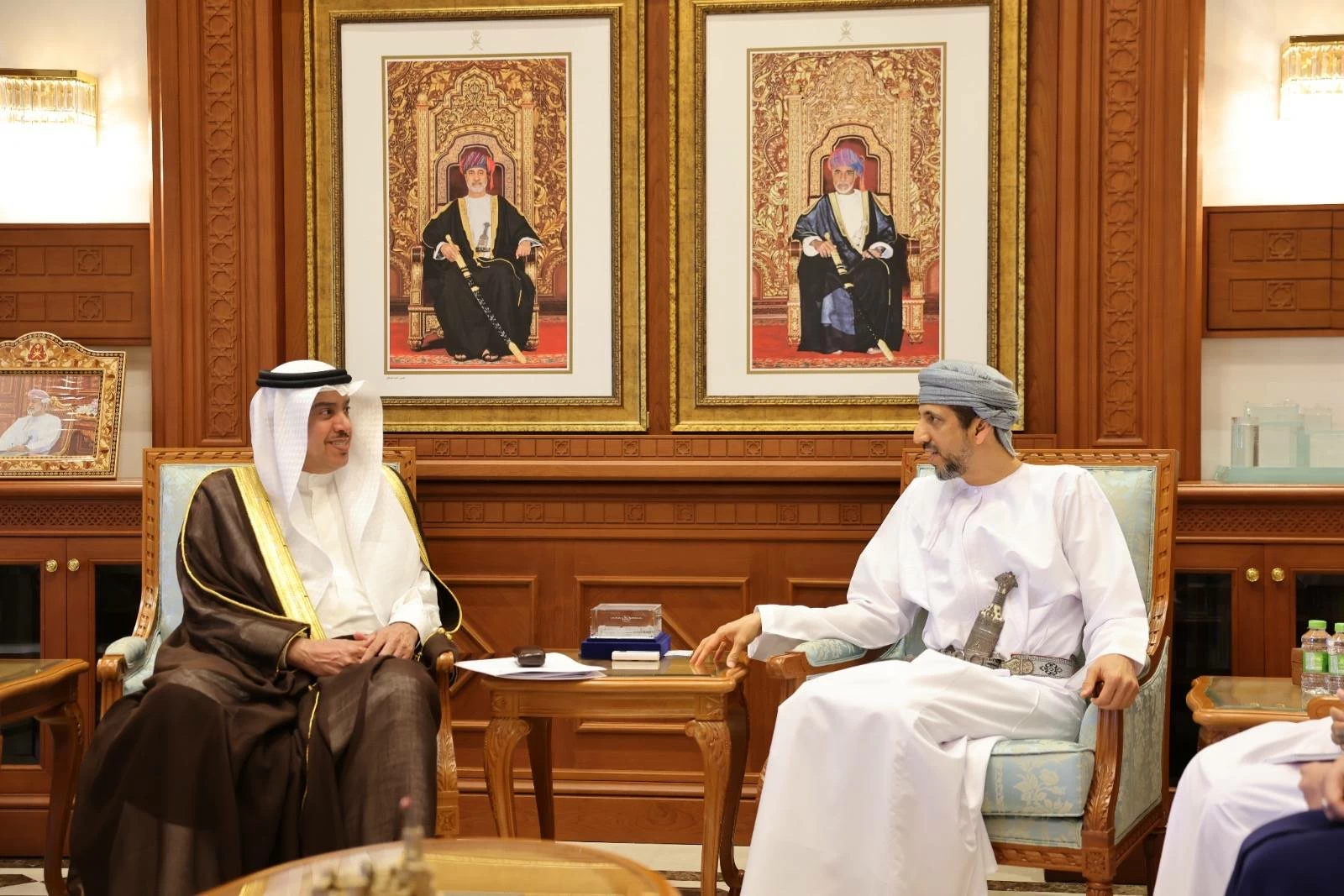 وزير التراث والسياحة العماني يجتمع مع سفير البحرين لدى عُمان