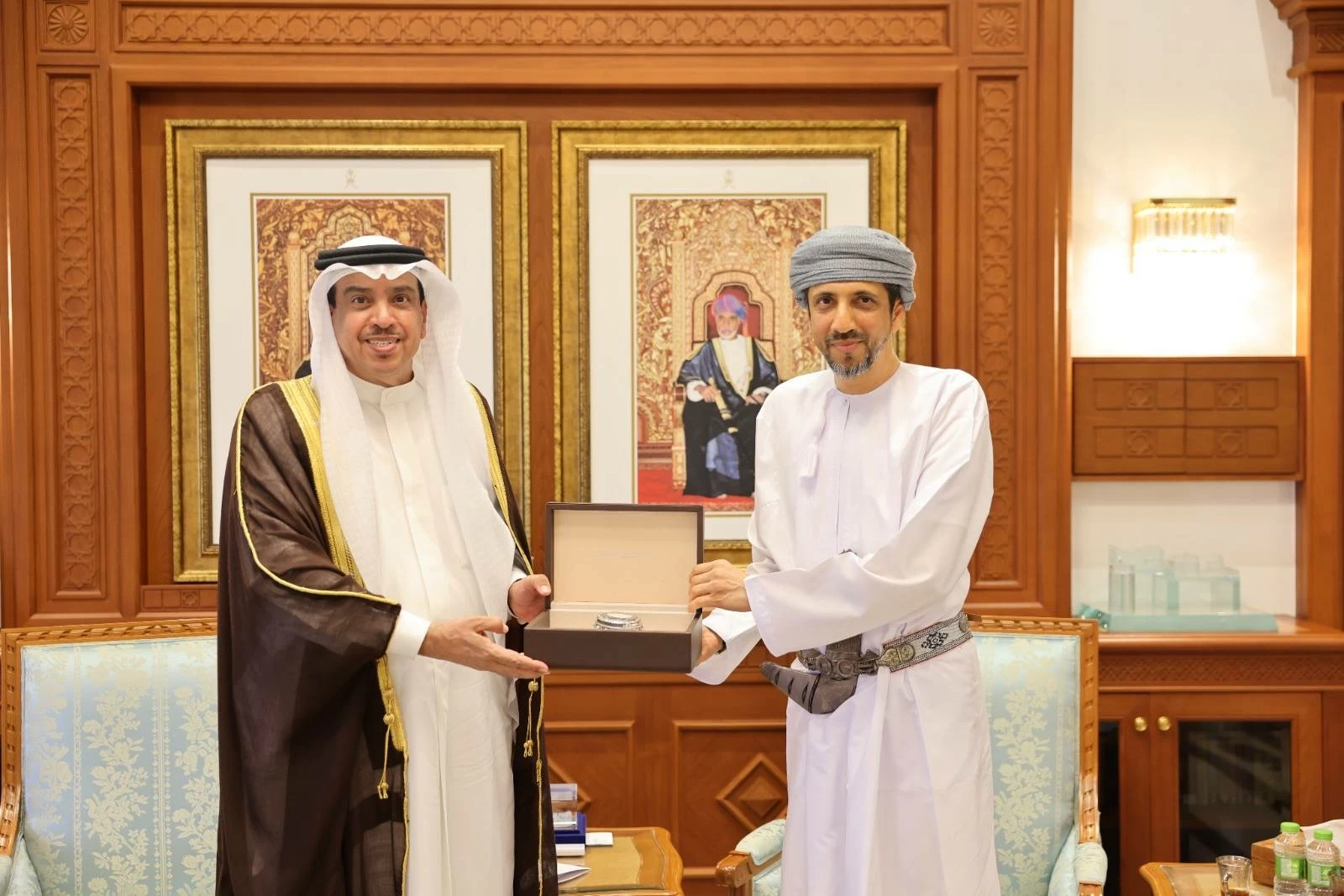 وزير التراث والسياحة العماني يجتمع مع سفير البحرين لدى عُمان