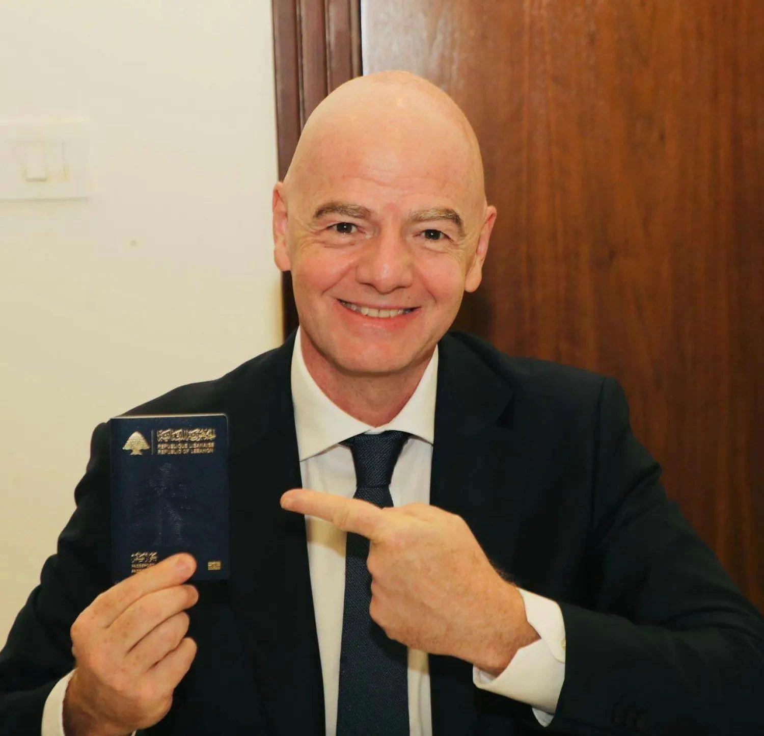 &rlm;رئيس &laquo;الفيفا&raquo; يحصل رسمياً على الجنسية اللبنانية