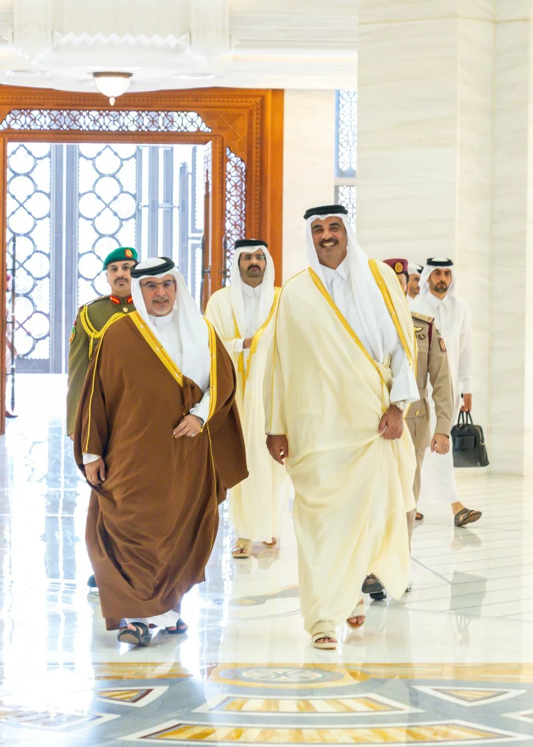 ولي العهد رئيس الوزراء يلتقي أمير دولة قطر