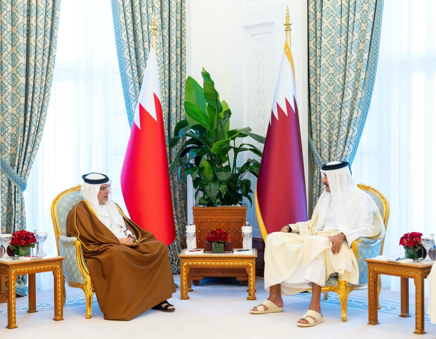 ولي العهد رئيس الوزراء يلتقي أمير دولة قطر
