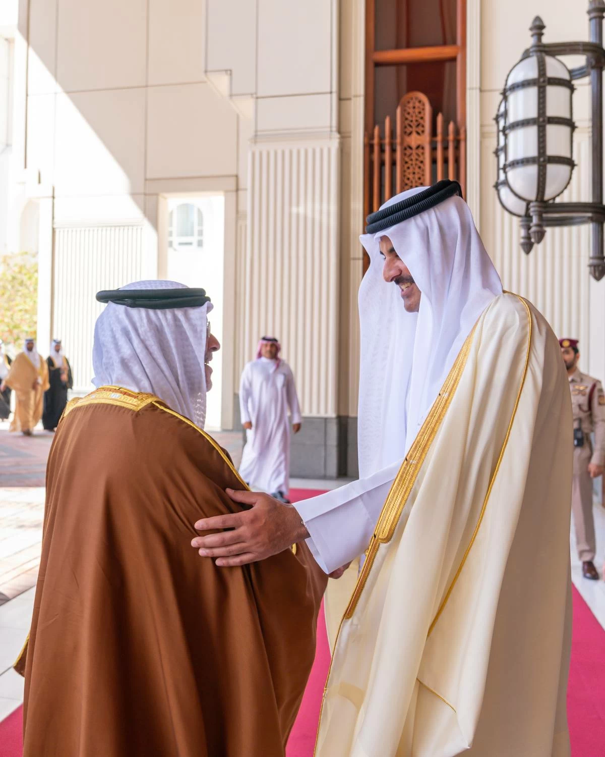 ولي العهد رئيس الوزراء يلتقي أمير دولة قطر