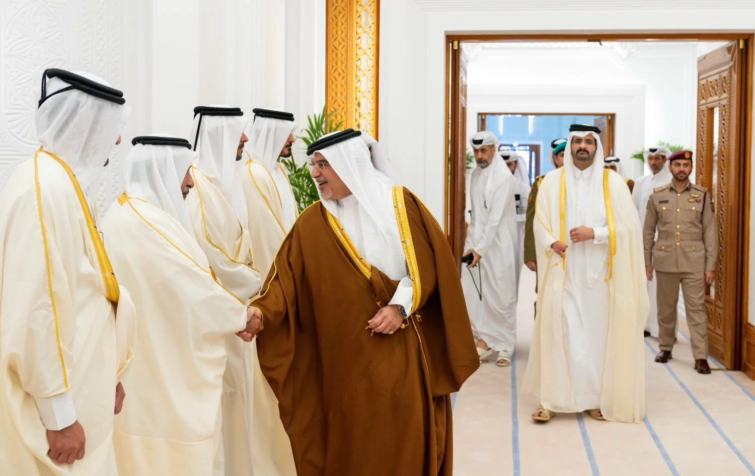 ولي العهد رئيس الوزراء يلتقي أمير دولة قطر