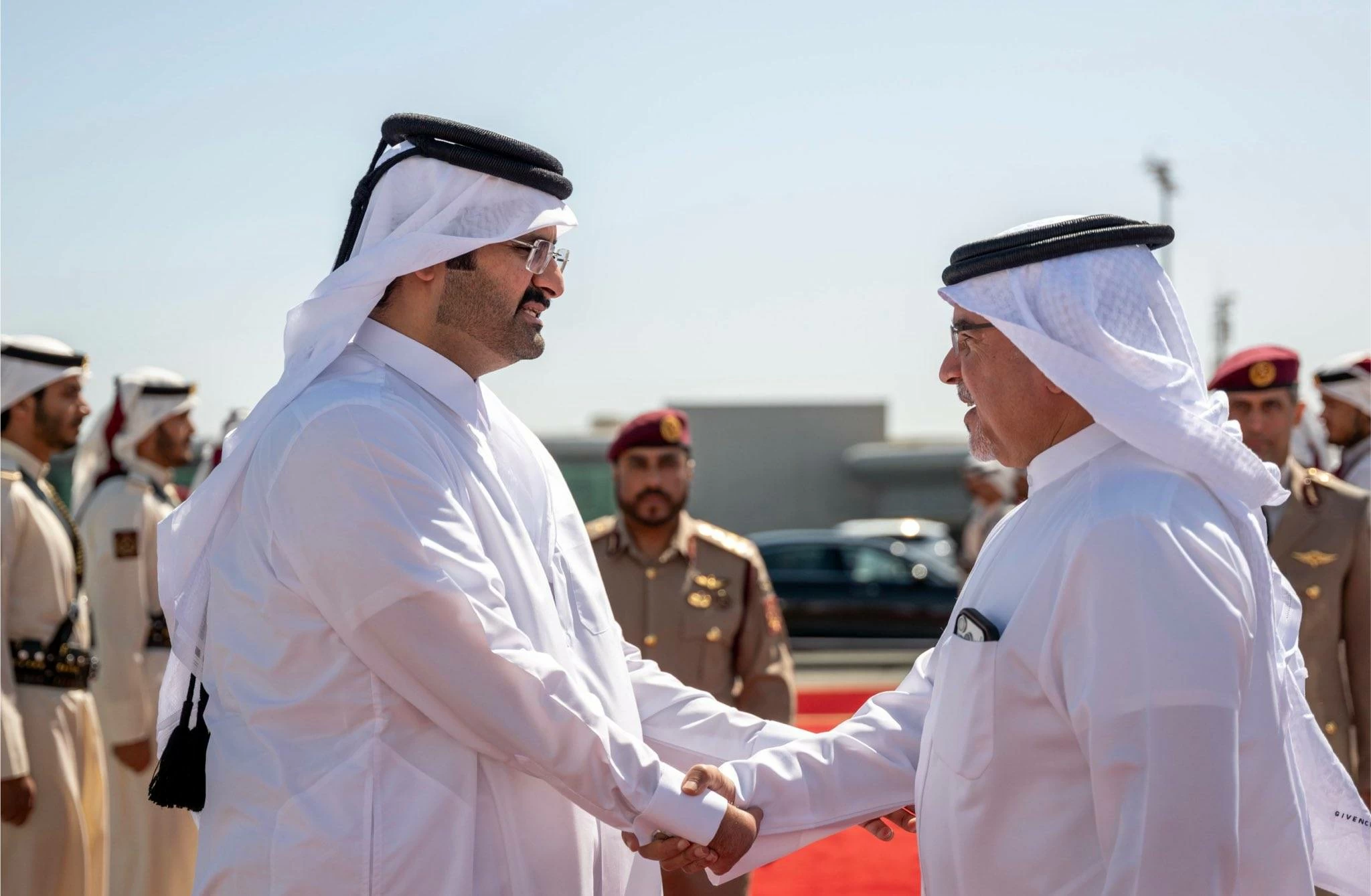 ولي العهد رئيس مجلس الوزراء يغادر قطر بعد زيارةٍ أخوية