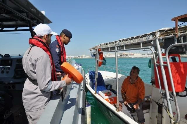 خفر السواحل تواصل جهودها الرقابية بتنفيذ حملة توعوية بحرية بالتعاون مع شركة بابكو انرجيز