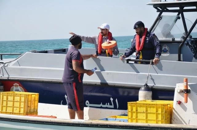 خفر السواحل تواصل جهودها الرقابية بتنفيذ حملة توعوية بحرية بالتعاون مع شركة بابكو انرجيز