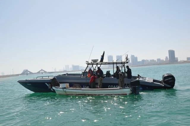 خفر السواحل تواصل جهودها الرقابية بتنفيذ حملة توعوية بحرية بالتعاون مع شركة بابكو انرجيز