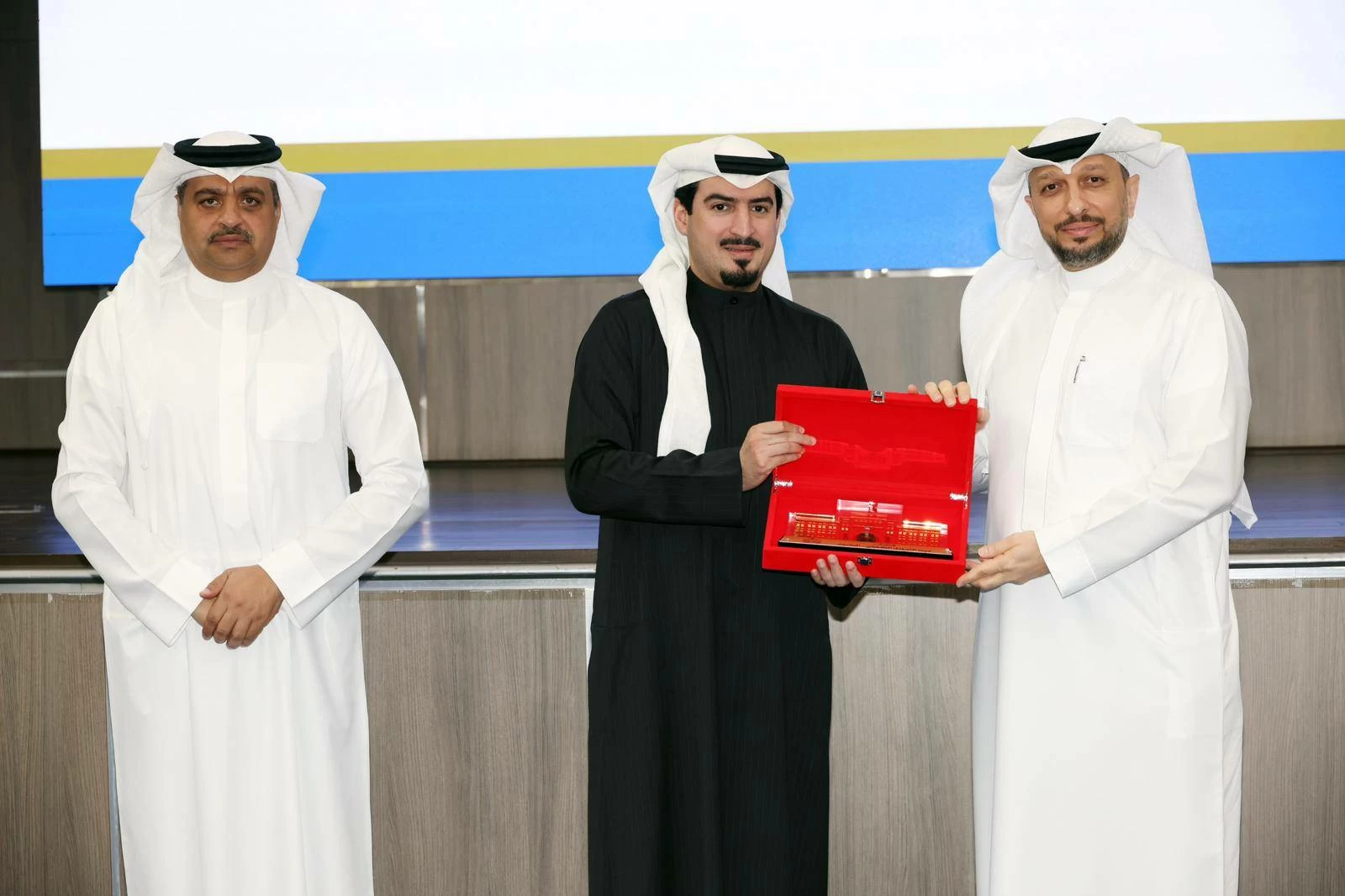 محافظة العاصمة تكرم الداعمين لمبادراتها المجتمعية وتحتفي بالفائزين في مسابقة أجمل تزيين للمباني