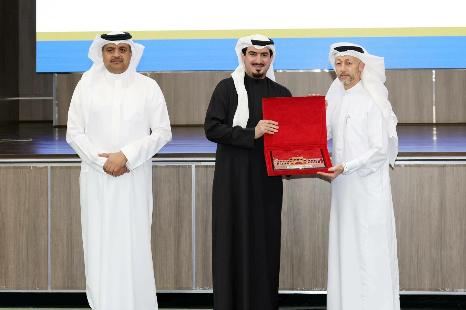 محافظة العاصمة تكرم الداعمين لمبادراتها المجتمعية وتحتفي بالفائزين في مسابقة أجمل تزيين للمباني