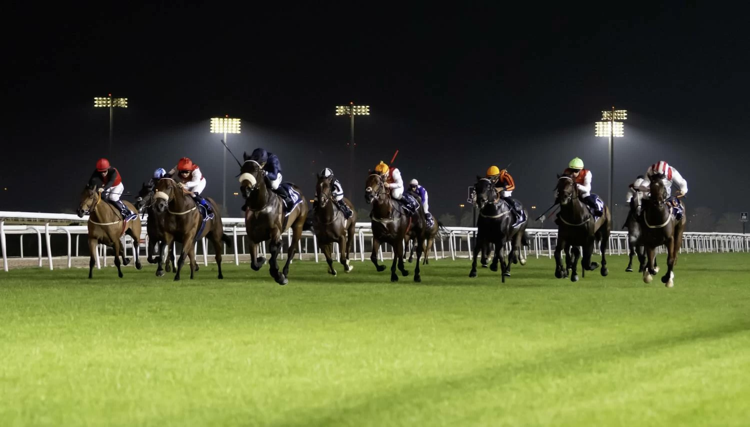 انطلاق أولى سباقات ليالي رمضان على كؤوس سمو الشيخ ناصر بن حمد وأنجاله و"رؤية البحرين" و"الصخير"