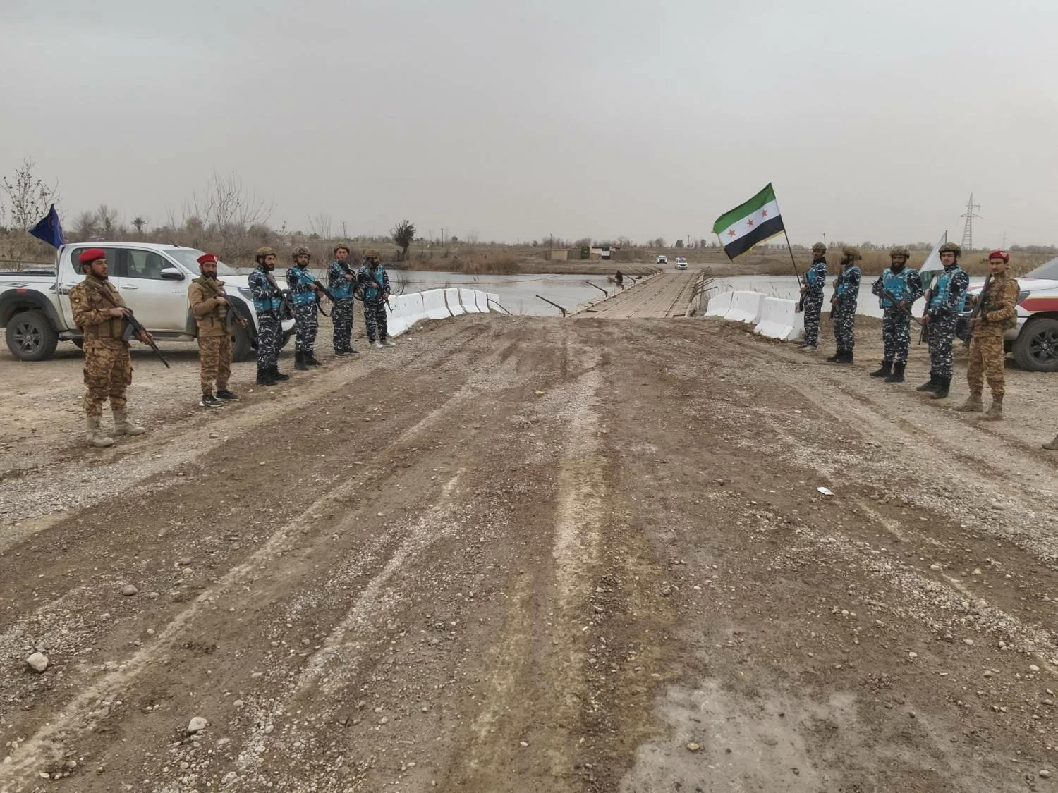 الجيش السوري يفتتح جسرا مؤقتا على نهر الفرات في دير الزور (صور)