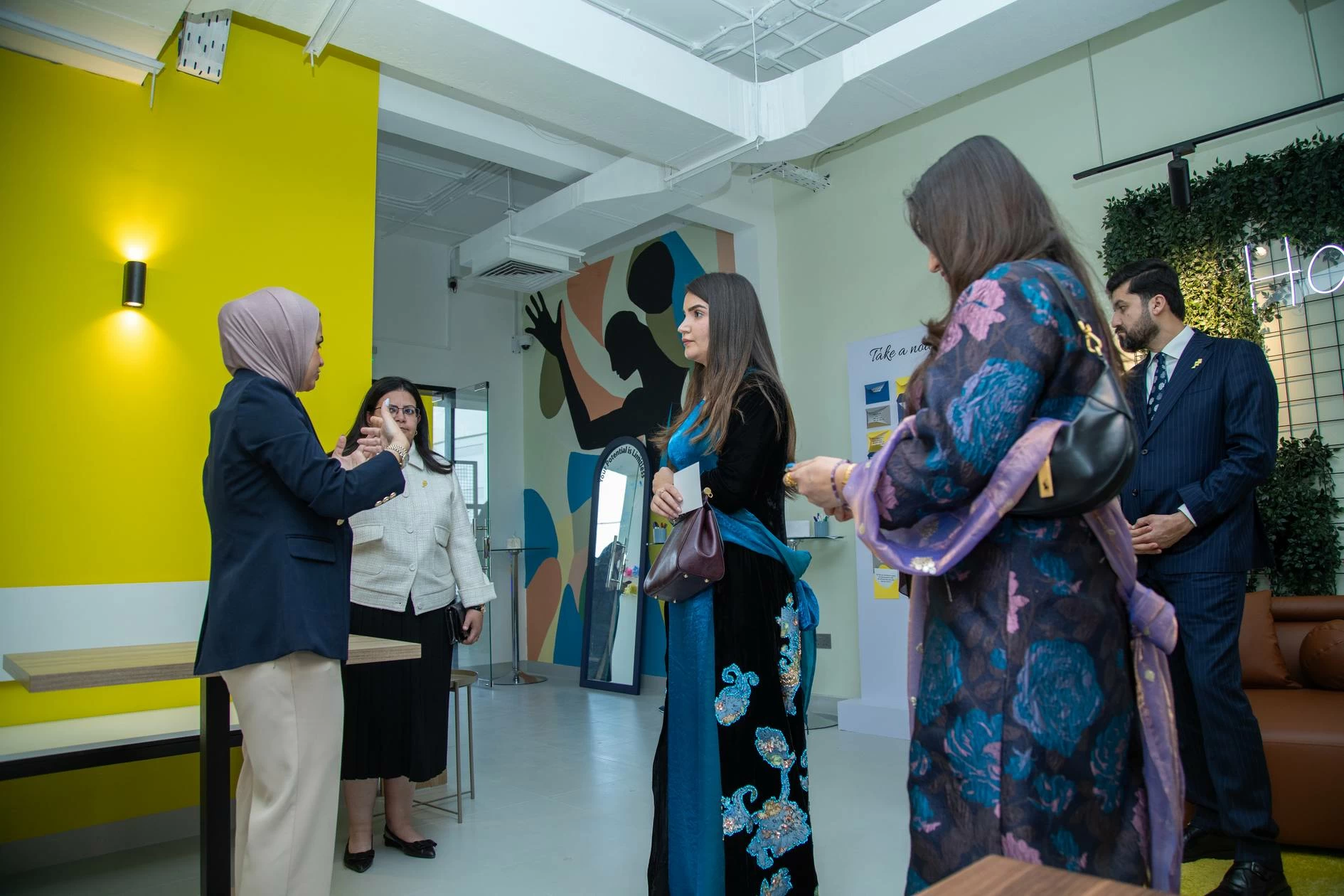 وزيرة الشباب تبحث التعاون المشترك مع مدير البرامج والشراكات بمؤسسة كردستان