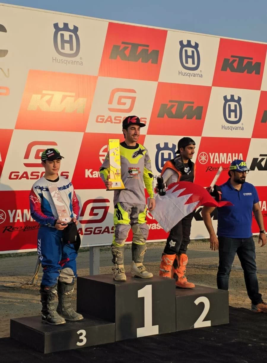 عبدالله حسن نور الدين الأول وخليفة بن حمد ومحمد حسن نورالدين في الوصافة ببطولة الموتوكروس بالكويت