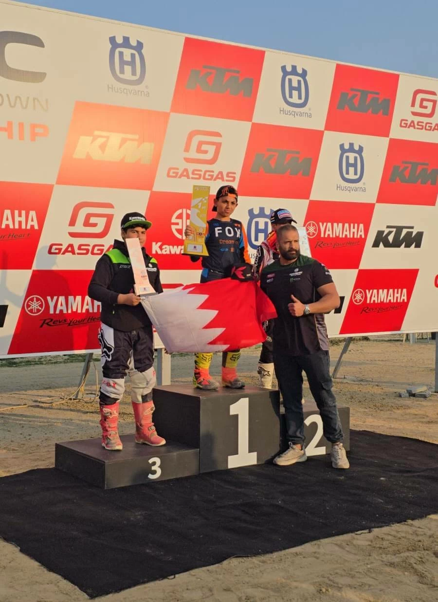 عبدالله حسن نور الدين الأول وخليفة بن حمد ومحمد حسن نورالدين في الوصافة ببطولة الموتوكروس بالكويت