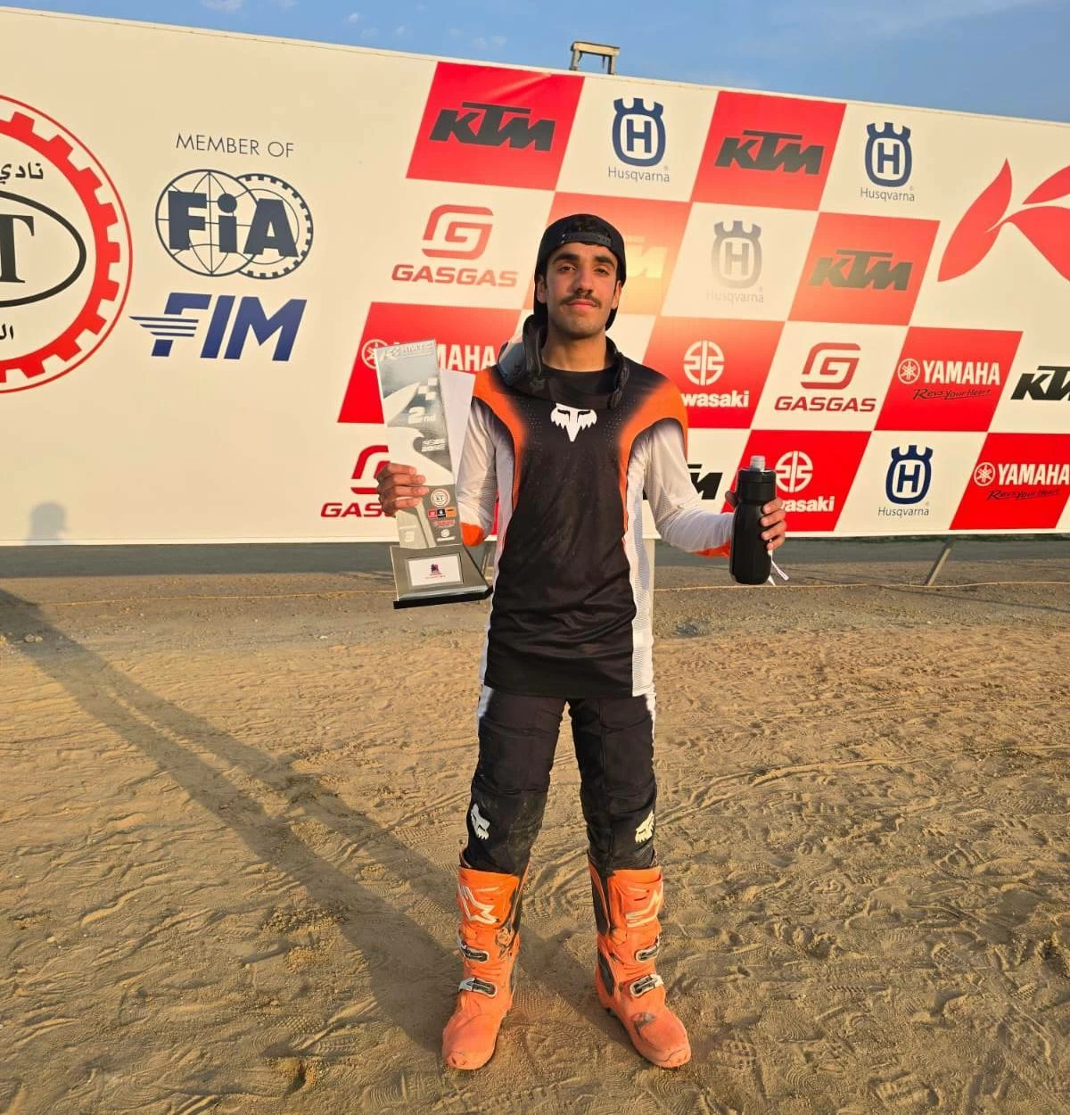 عبدالله حسن نور الدين الأول وخليفة بن حمد ومحمد حسن نورالدين في الوصافة ببطولة الموتوكروس بالكويت