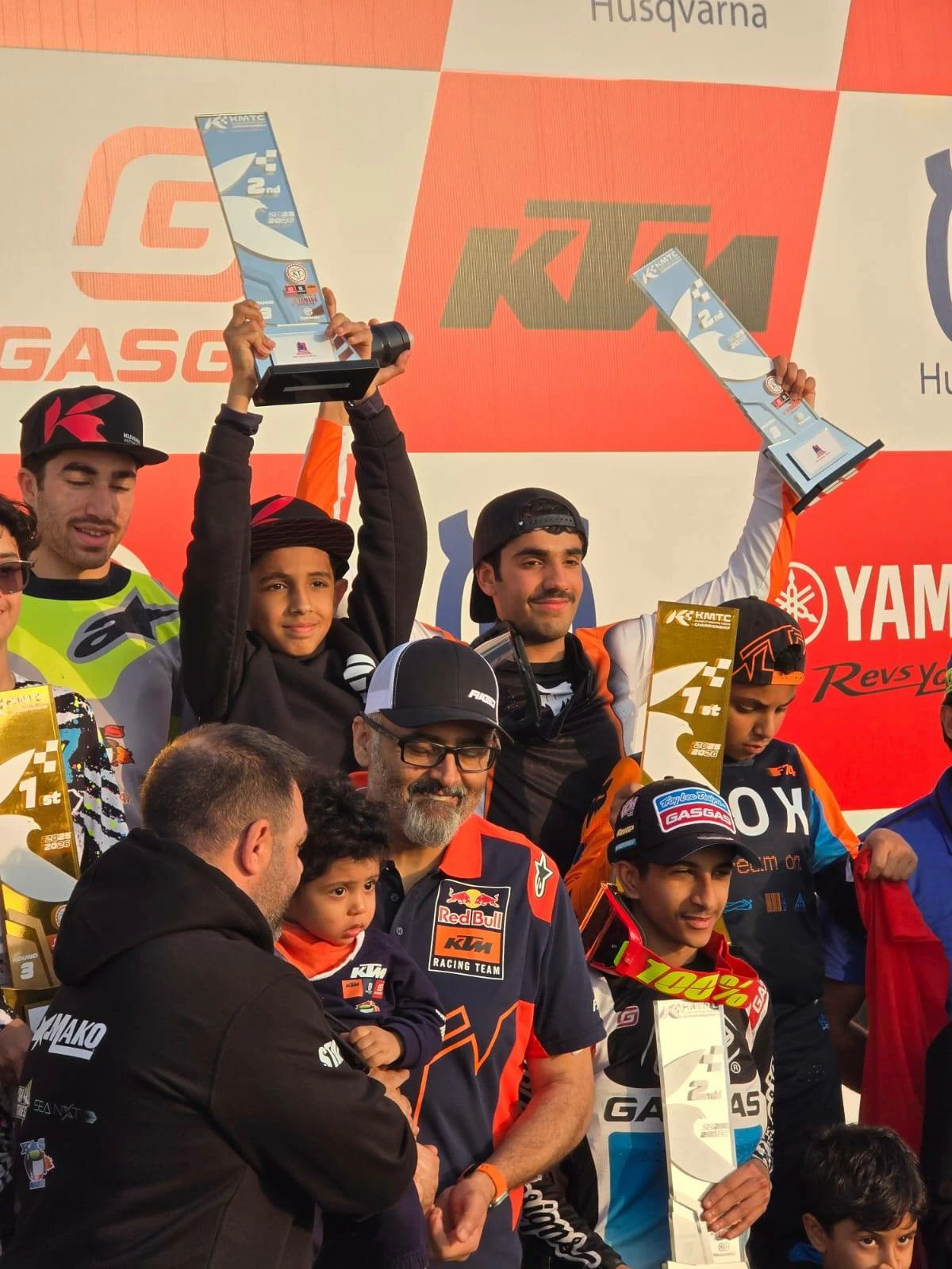 عبدالله حسن نور الدين الأول وخليفة بن حمد ومحمد حسن نورالدين في الوصافة ببطولة الموتوكروس بالكويت