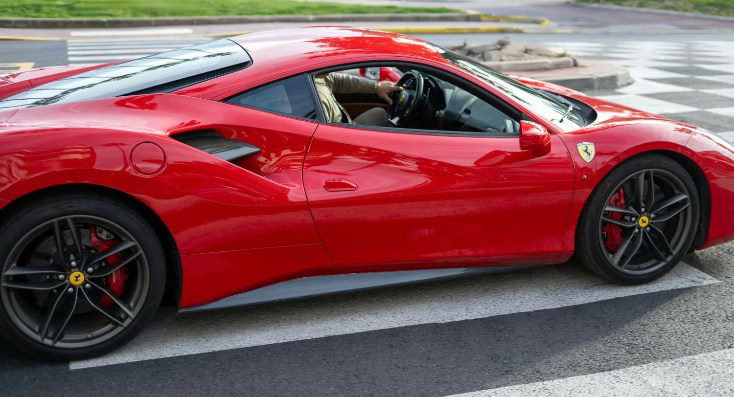 توقيف سائق فيراري في فرنسا استغل الإعانات الاجتماعية والتهرب الضريبي