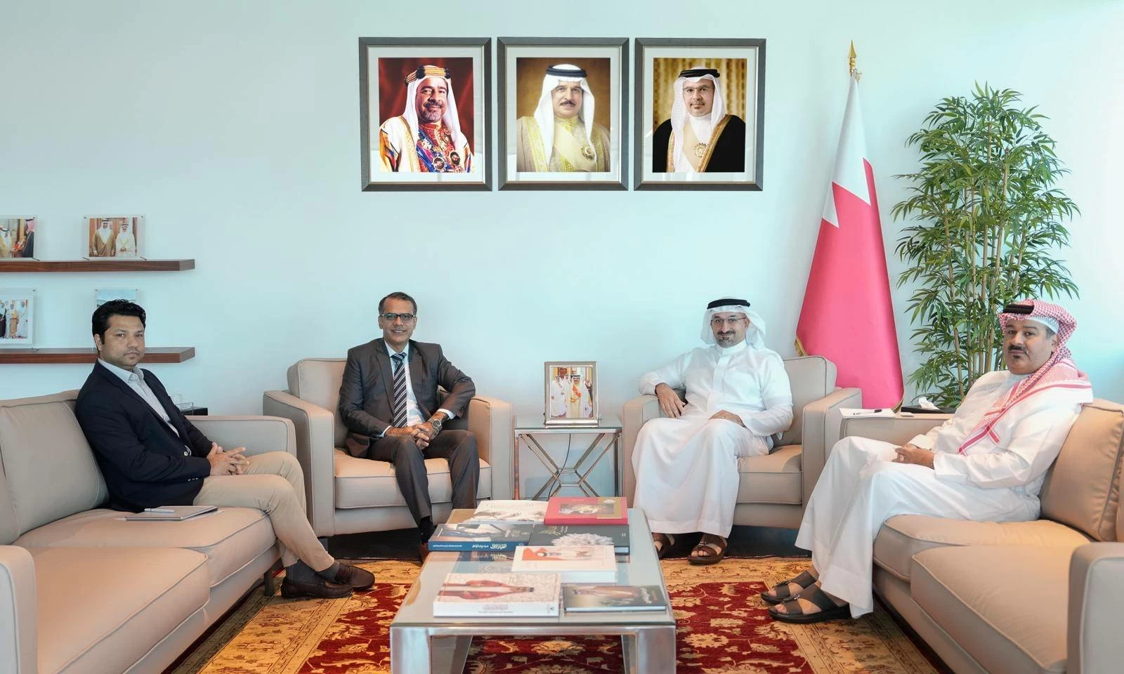 وزير الصناعة والتجارة يلتقي سفير جمهورية باكستان الإسلامية لدى مملكة البحرين
