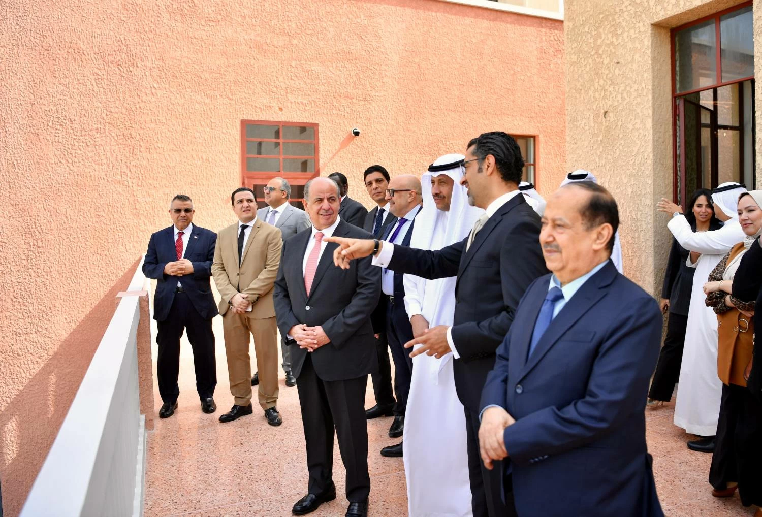 وزير شؤون البلديات والزراعة يستعرض مسيرة تطور العمل البلدي في البحرين