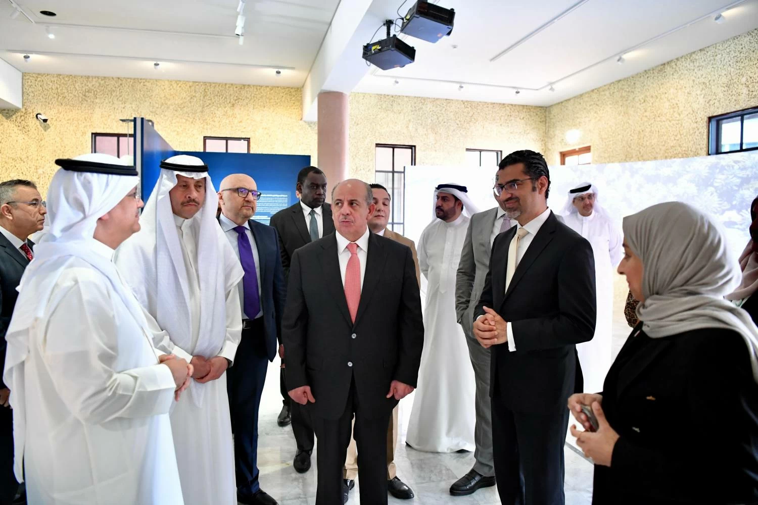 وزير شؤون البلديات والزراعة يستعرض مسيرة تطور العمل البلدي في البحرين