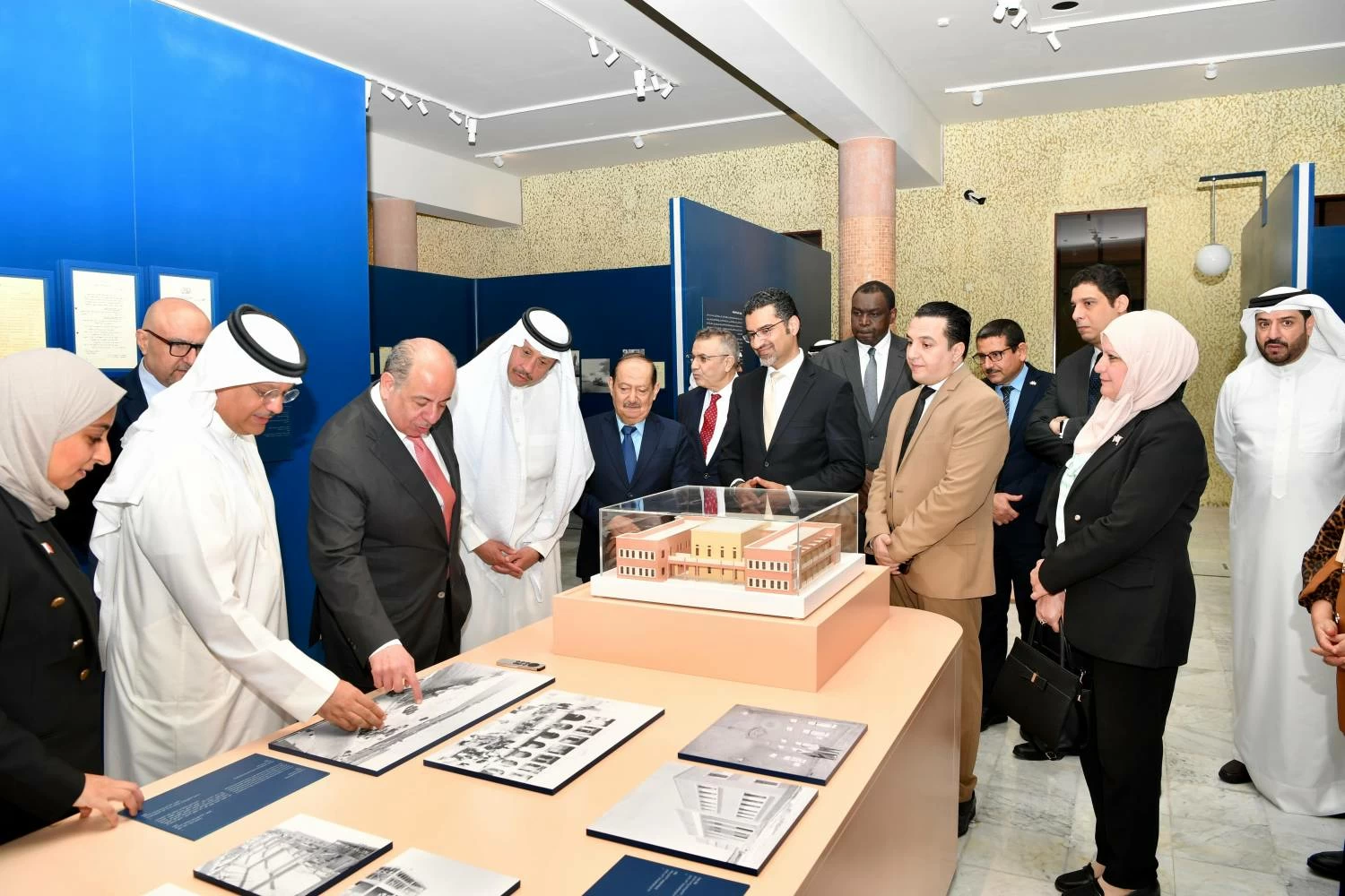 وزير شؤون البلديات والزراعة يستعرض مسيرة تطور العمل البلدي في البحرين