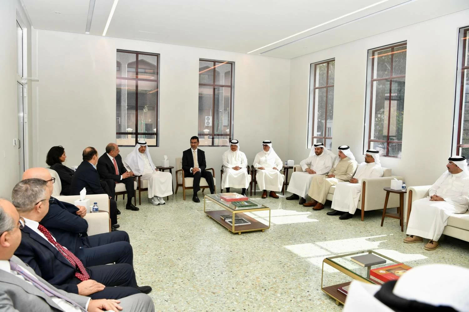 وزير شؤون البلديات والزراعة يستعرض مسيرة تطور العمل البلدي في البحرين