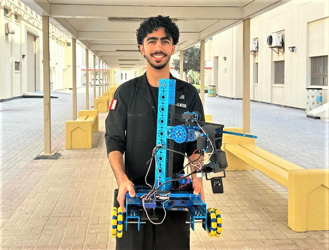 الطالب هادي زكريا يشارك في تصميم روبوت قادر على أداء المهام بالمصانع