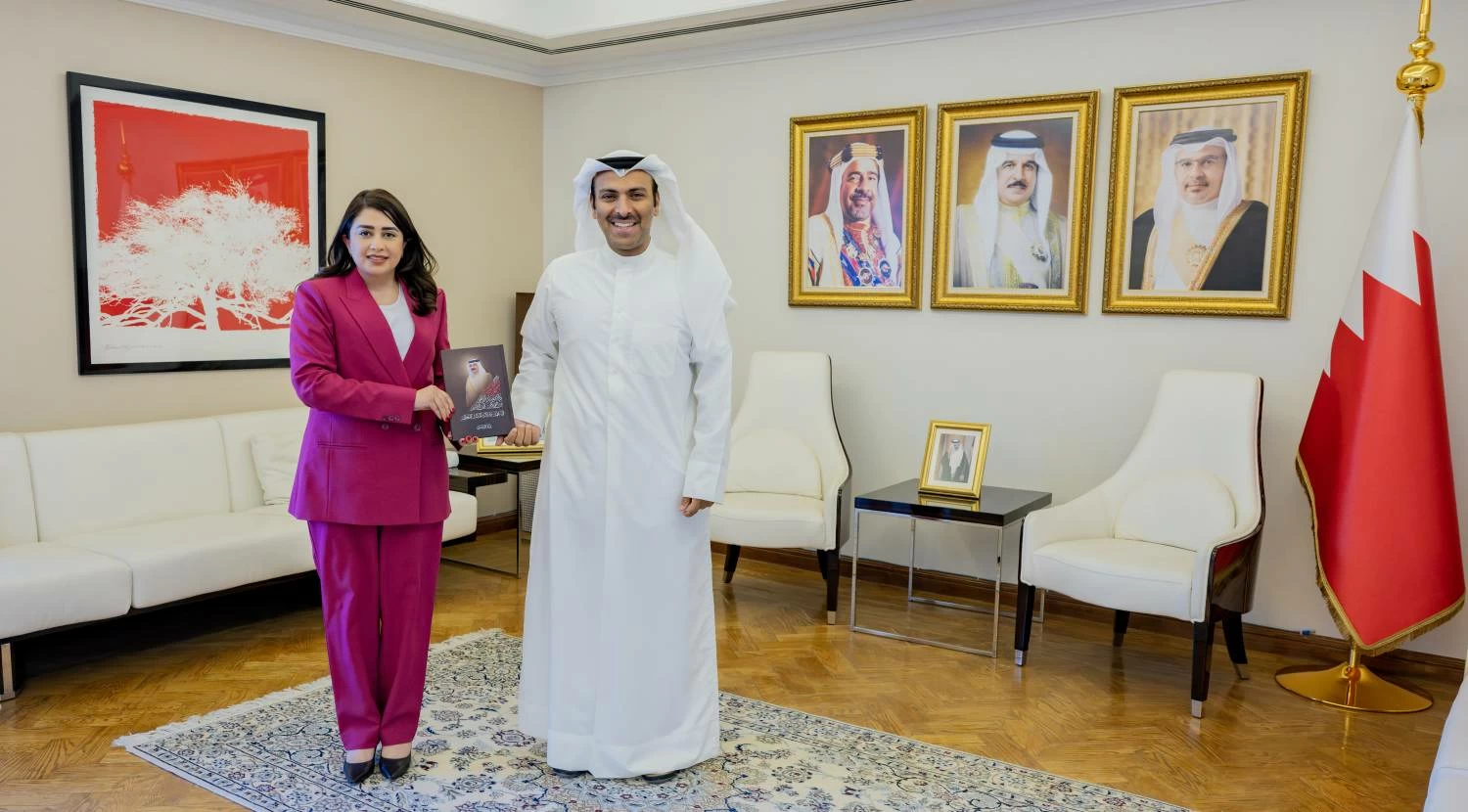 وزير الإعلام يستقبل الكاتبة نورة الفيحاني ويتسلم نسخة من كتابها