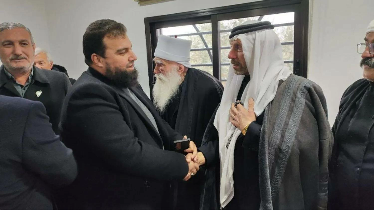 سوريا.. الخروج المفاجئ للأمير حسن الأطرش من محافظة السويداء قد يقلب الموازين