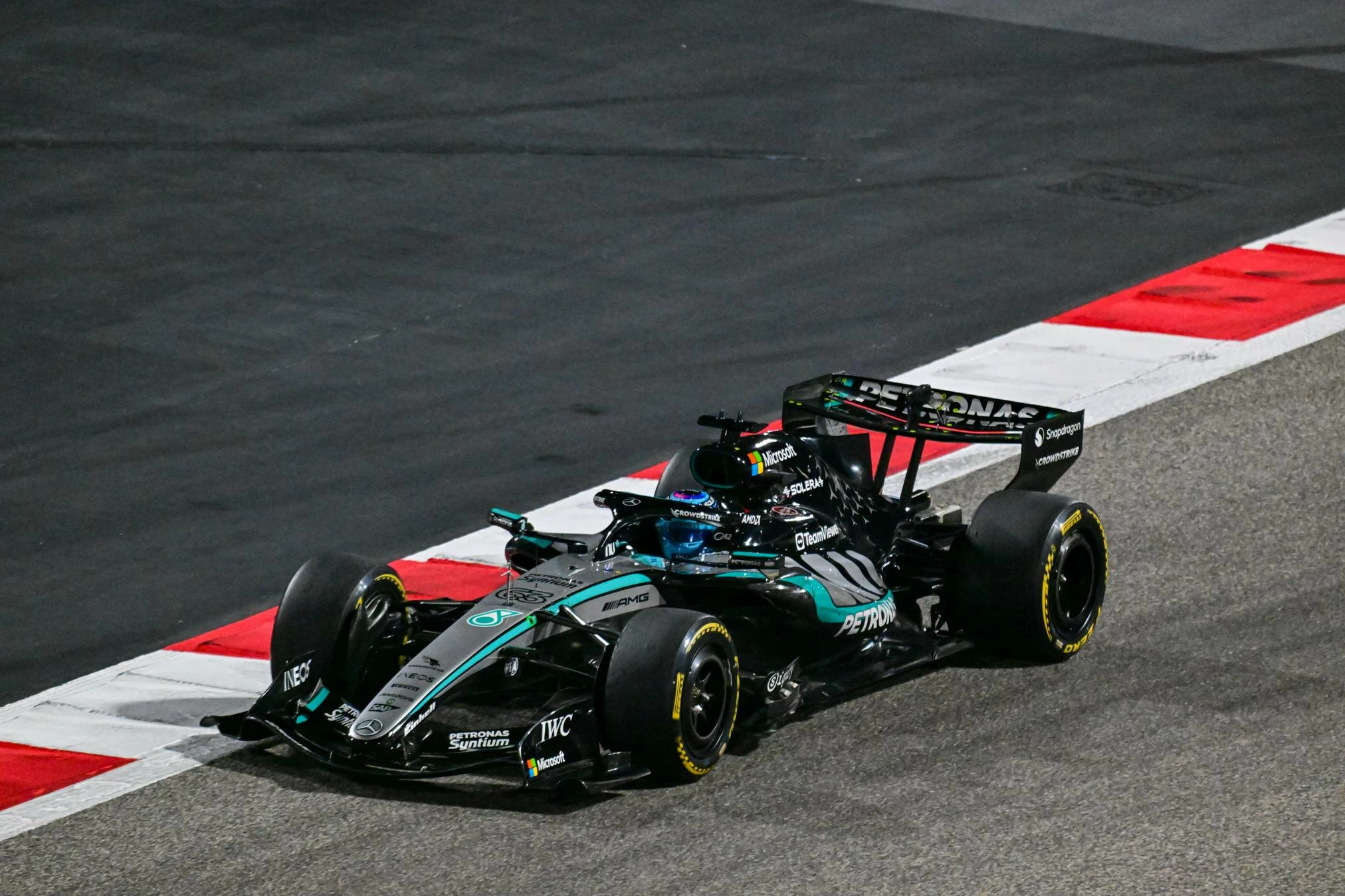 جورج راسل يتصدر اليوم الأول من تجارب البحرين الشتوية الثانية