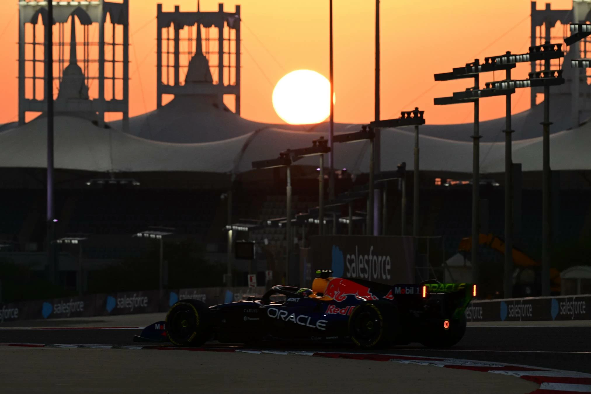 جورج راسل يتصدر اليوم الأول من تجارب البحرين الشتوية الثانية