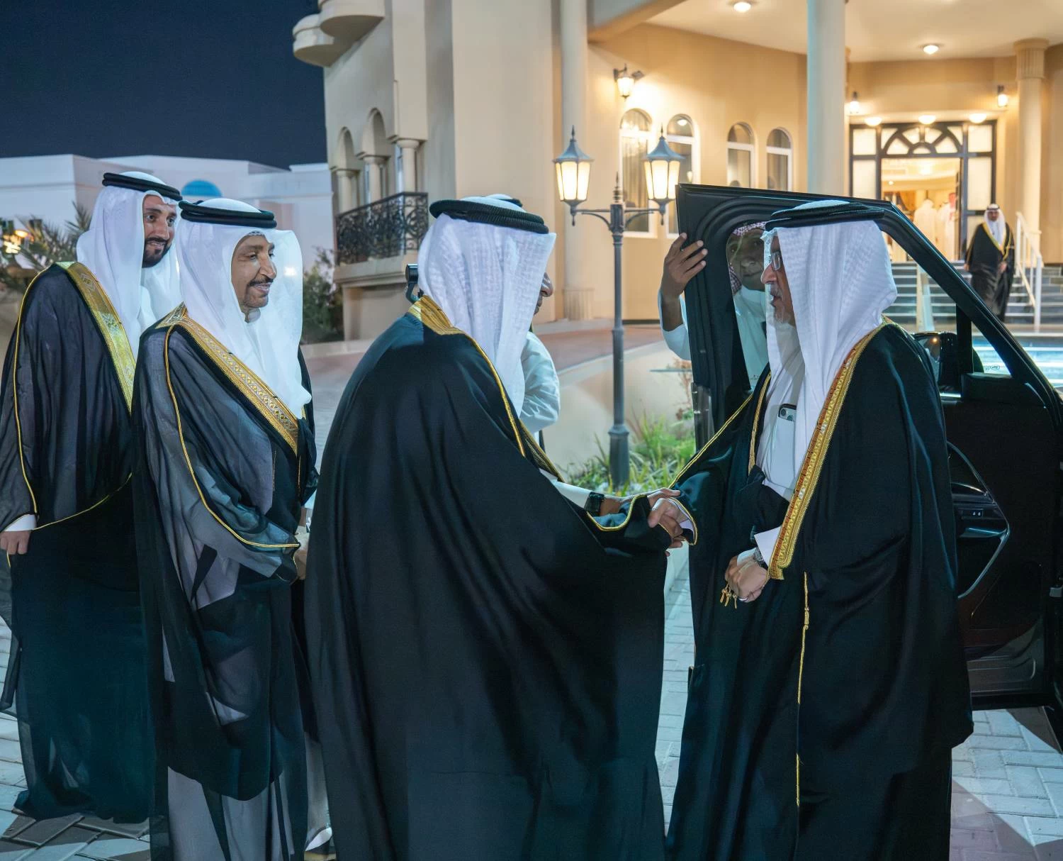 نائب جلالة الملك ولي العهد يزور عدداً من المجالس الرمضانية