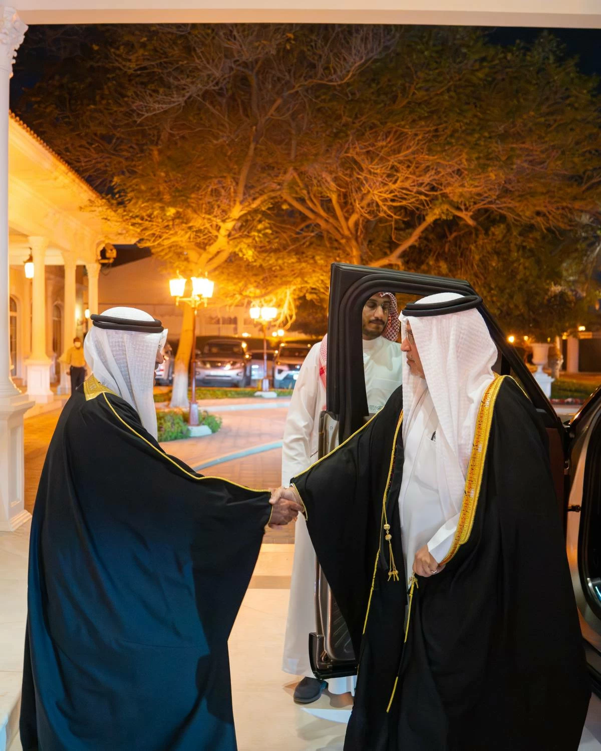 نائب جلالة الملك ولي العهد يزور عدداً من المجالس الرمضانية