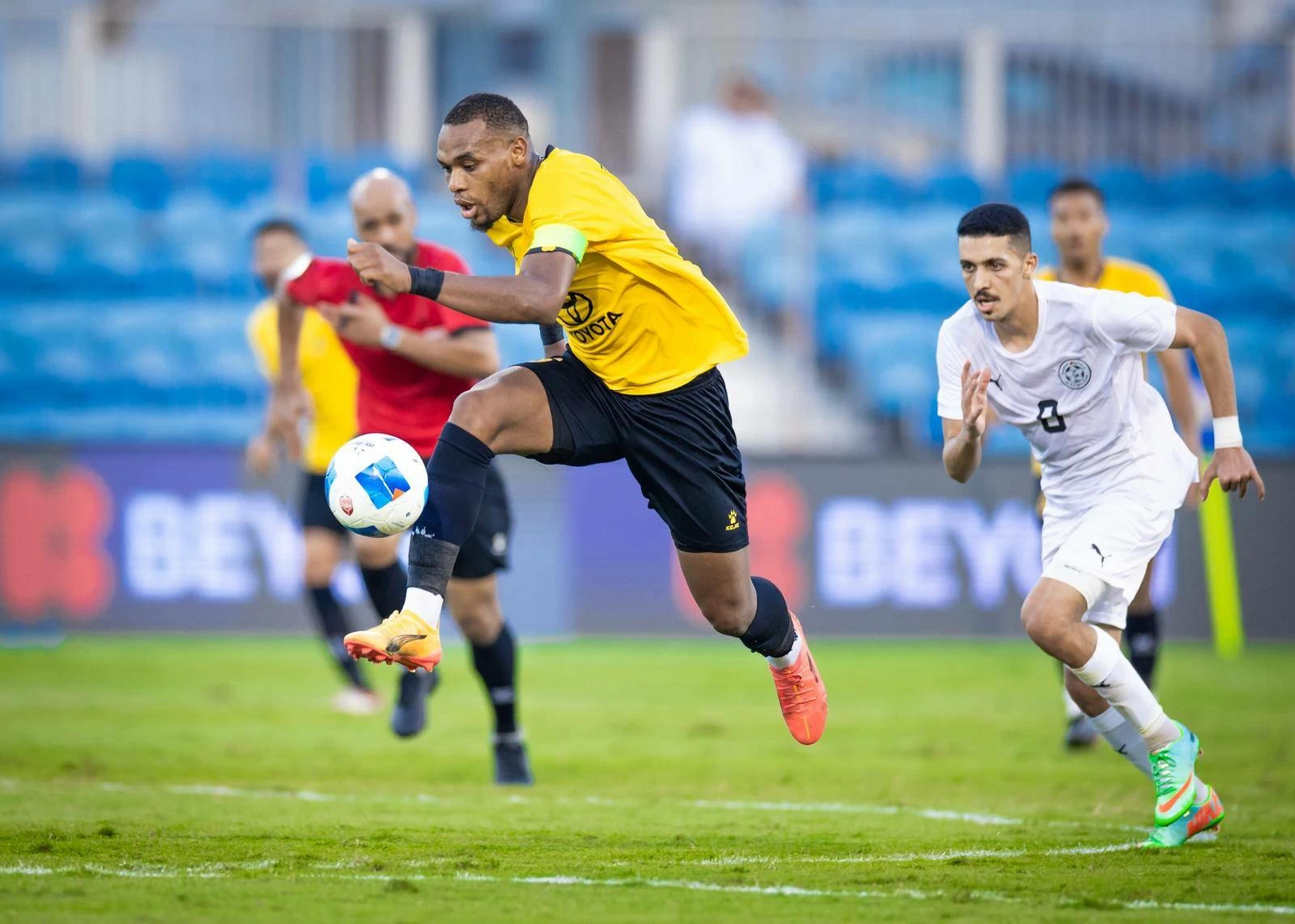 صراع متكافئ بين الأهلي والنجمة.. وطموح التعويض بين المحرق والبحرين في عراد