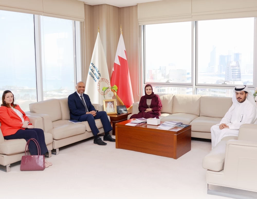 أمين عام التظلمات تستقبل دبلوماسياً من السفارة البريطانية لبحث سبل التعاون