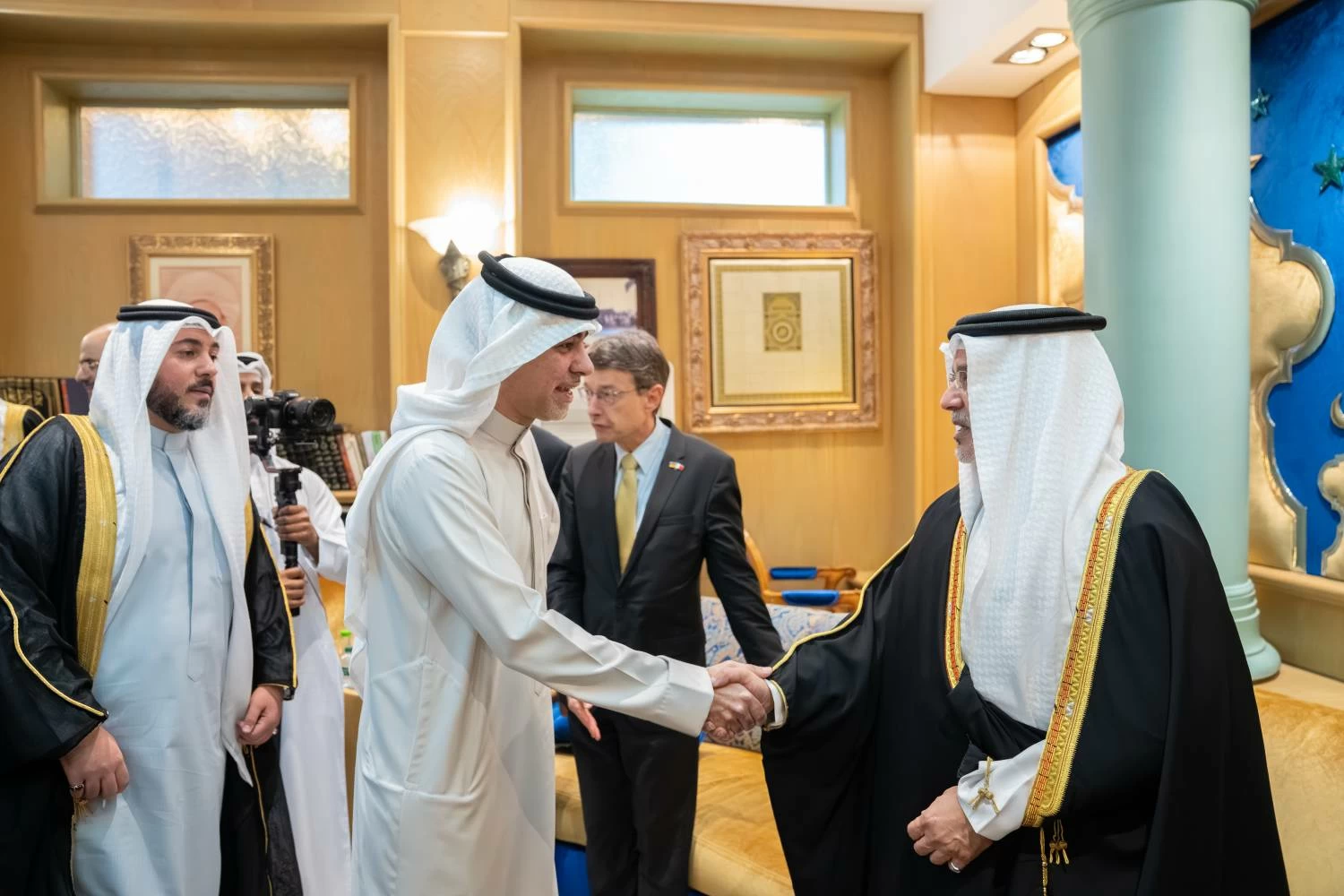 نائب الملك ولي العهد يزور مجالس عائلة العصفور وفيصل جواد والمرحوم علي فخرو