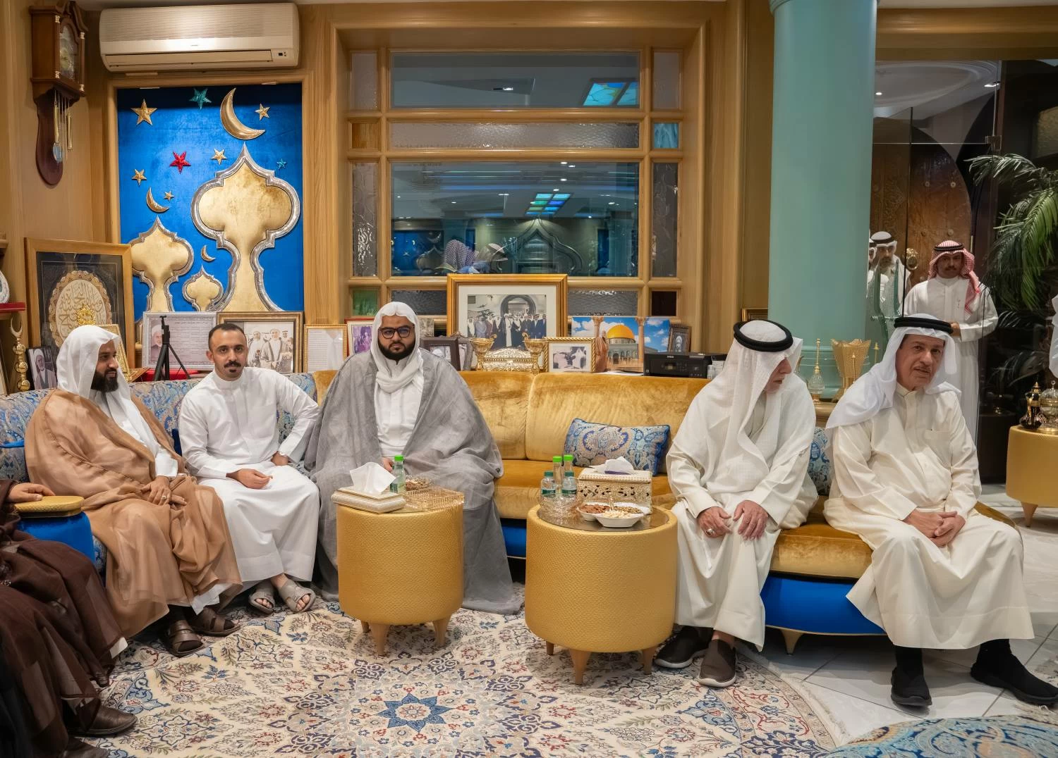 نائب الملك ولي العهد يزور مجالس عائلة العصفور وفيصل جواد والمرحوم علي فخرو