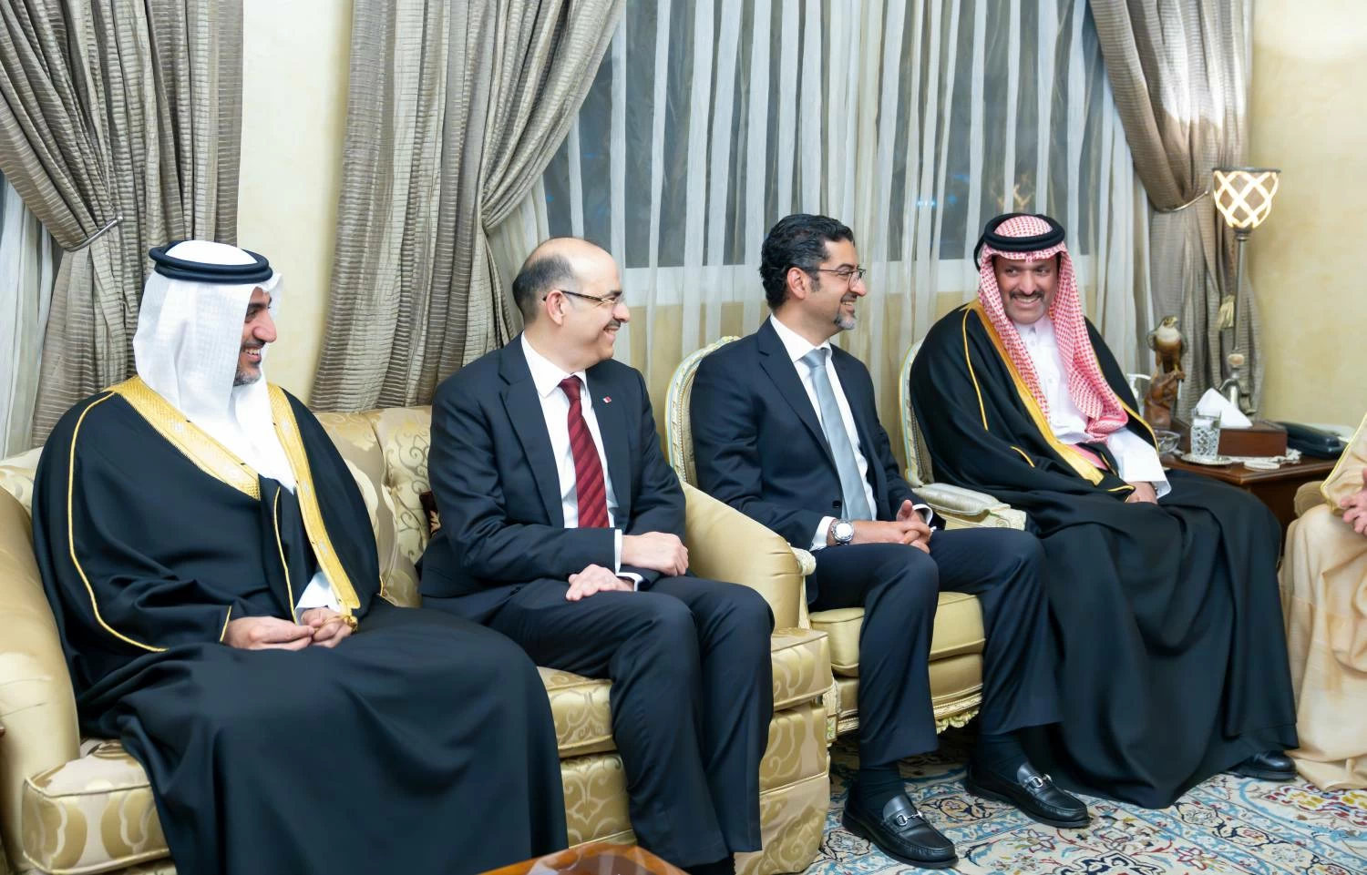 نائب الملك ولي العهد يزور مجالس عائلة العصفور وفيصل جواد والمرحوم علي فخرو