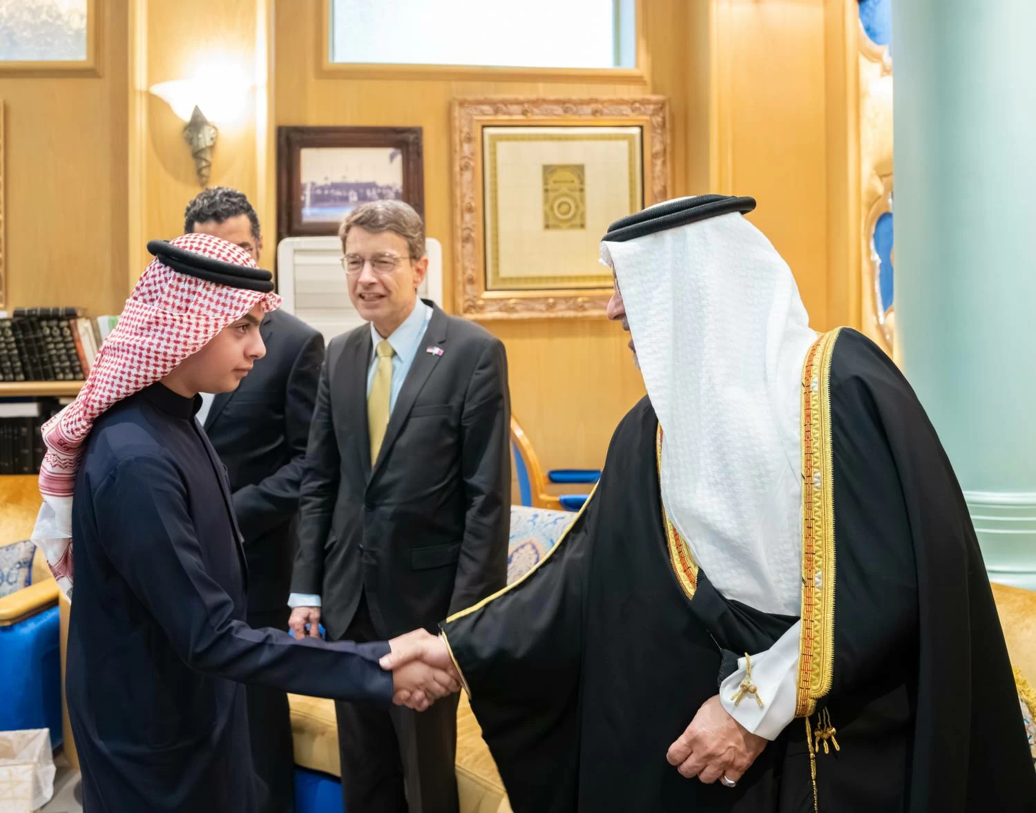 نائب الملك ولي العهد يزور مجالس عائلة العصفور وفيصل جواد والمرحوم علي فخرو